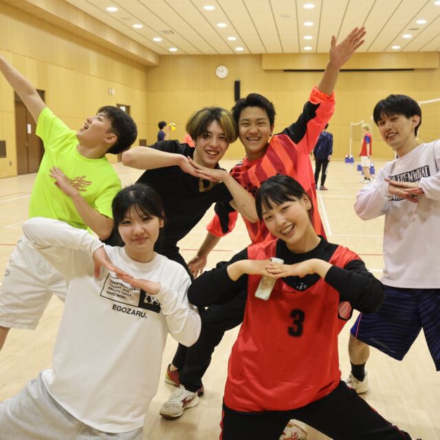 大会の合間に色々なポーズをパシャ&カシャ✨📸 みんなで楽しく汗を流しましたね！！🌞入学したばかりの1年生も参加してくれて、色々な学年と交流もでき良かったです！🎉
#岡山イセン大 #スポーツ大会 #バレーボール #理学療法 #作業療法 #リハビリ