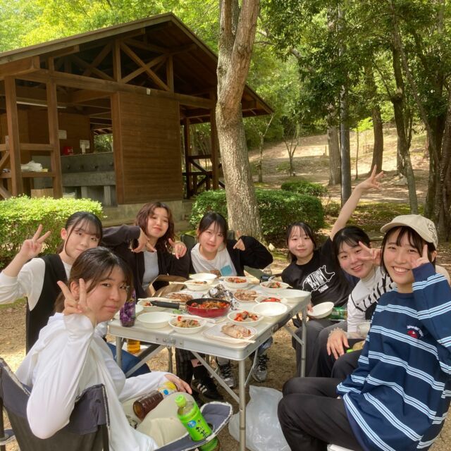 作業療法学科の実習の一環で、総社市の砂川公園でBBQを実施しました🍖
段取りやチームワークを学ぶ貴重な機会となりました🌱
作業療法士として必要なコミュニケーション力や協調性を、楽しみながら学べた一日でした‼️
#岡山イセン大 #作業療法 #チームワーク #BBQ