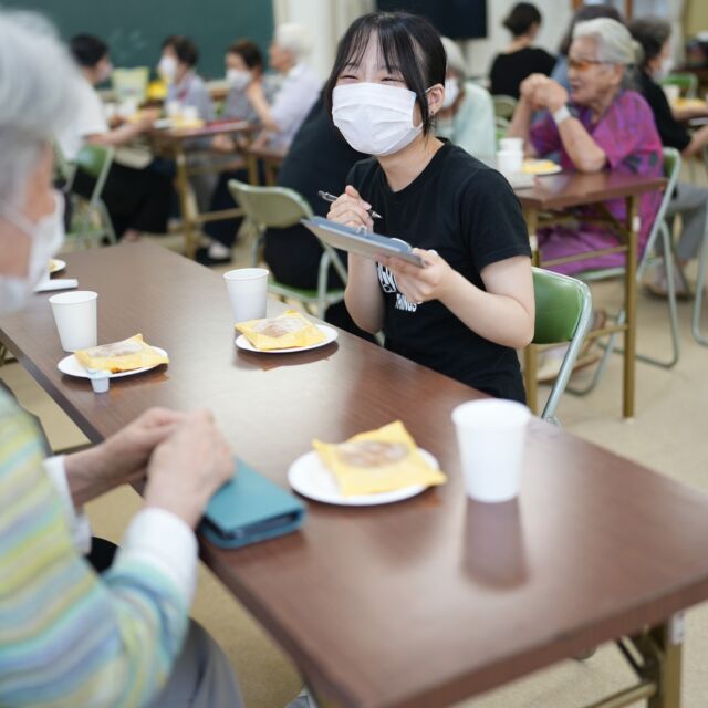 作業療法学科3年生は、近所の岡山市鹿田コミュニティハウスにて近隣の方にご協力いただきヒアリングの実習を行いました👏 人生の中で様々な経験をされた皆さんのそれぞれの事情や背景、趣味などを把握し、実際にリハビリを行う際活かしていきます😊ご協力いただきました近隣の皆さま、ありがとうございました。

#岡山医療専門職大学
#リハビリ
#医療
#医療系大学
#岡山の大学
#作業療法
#作業療法士
#大学生