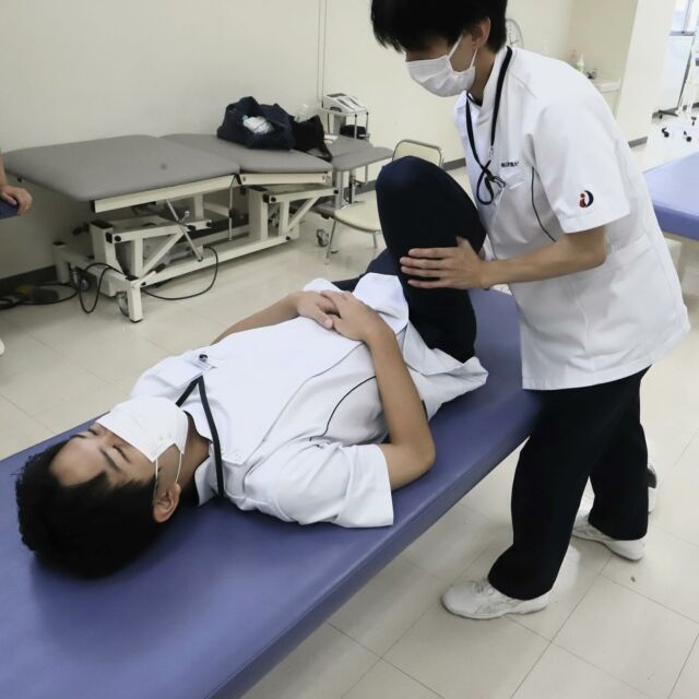 OSCE(客観的臨床能力試験)に向けて、自主練習中の様子をのぞいてみました！
緊張しつつも、お互いに確認し合い、励まし合いながら臨んでいました✨

#岡山医専大 
#OPU 
#大学 
#OSCE
#理学療法学科 
#作業療法学科 
#健康科学部