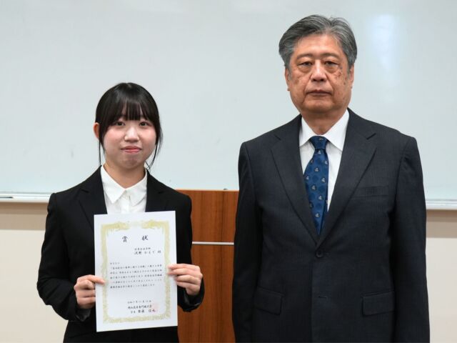 令和7年度卒業研究発表会、そして最優秀論文賞授与式を開催いたしました👩‍🎓

＜最優秀論文賞＞
作業療法学科：浅野かえでさん
論文テーマ：「自閉症児の食事に関する問題」
＜グループ発表＞
理学療法学科：門大葵 さん、金高周平 さん、前田祐奈 さん、松岡 良磨さん、山本有紗 さん
論文テーマ：「頸部周径を用いた骨格筋量評価の有用性の検討：若年健常者を対象としたプレスタディ」

受賞された皆さん、おめでとうございました🎉
また4年生の皆さん、今までの卒業研究、そして発表会お疲れ様でした✨

#岡山医療専門職大学
#岡山イセン大
#リハビリ
#理学療法
#作業療法
#卒業論文
#卒業論文発表会