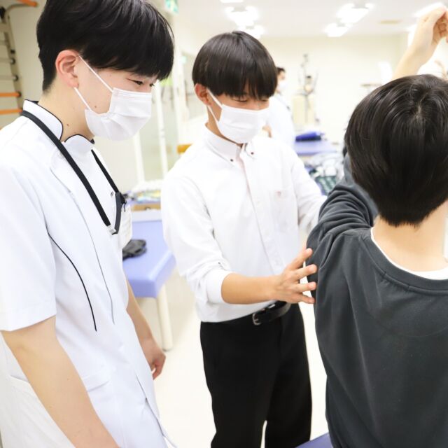 本日は年内最後のオープンキャンパスでした🏫✨
高校２年生、１年生を中心に、高校３年生や社会人の方にもご参加いただきました💡理学療法／作業療法体験、先輩学生との交流などを通じて本学の特長や雰囲気を体感いただけたのではないかと思います👩‍🎓👨‍🎓
理学療法では腱反射や可動域について体験していただきました📏作業療法では食事のための「自助具」の作成を体験しました🥢教員や先輩学生が熱心に指導していました✨
参加いただいた皆さん、雨の中お越しいただきありがとうございました😊

#岡山医療専門職大学 
#理学療法 
#作業療法 
#リハビリ