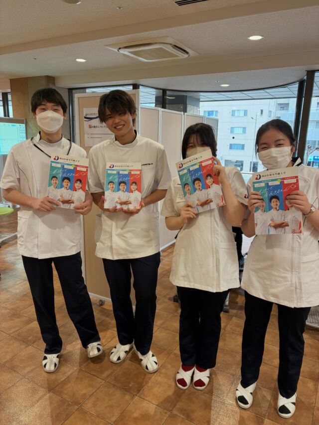 ついに新パンフレットが完成しました📕✨
本日のオープンキャンパスからスから、配布スタートです‼️

本日のお手伝い＆出演してもらった在学生にもお渡ししました🙌
オープンキャンパス参加や、資料請求などでぜひチェックしてくださいね🌸

#岡山医療専門職大学 
#理学療法
#作業療法
#リハビリ